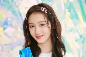 关晓彤尝试"泫雅风"，扎一头彩色皮筋，青春洋溢好养眼图片