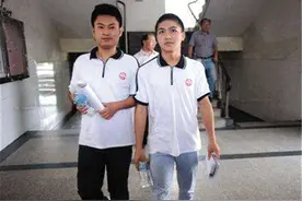 两位高考少年，为挽救一整车人性命，错过高考时机，后来怎样了？图片