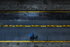 外卖小哥遇车祸，大姐、二姐拉板车带他四处求医，奇迹出现……图片