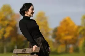 孟晚舟和老公出游散步，被旁边两个人紧跟，场面温馨又心酸图片
