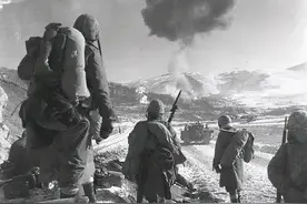 美国大兵回忆：零下30度的朝鲜战场，武器被冻住，有人哭着找医生图片