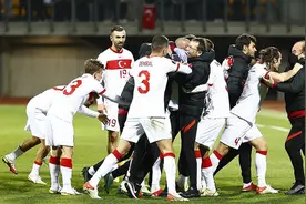 2-1逆转，点球绝杀！他们今夜终结97年苦等，世预赛死亡之组诞生图片