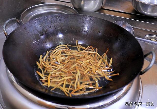 黄花菜不要再做汤了，学会这个凉拌方法，脆嫩爽口，做一盘不够吃