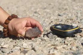 男子守护天外来物25年，被运走后仅补偿2万，专家：最少值2亿图片