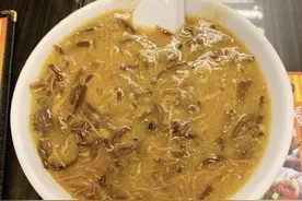 打卡香港美食：咖喱鱼蛋和车仔面组CP，菠萝油和冻鸳鸯太般配图片