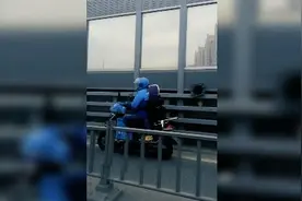 外卖小哥骑车送女儿上学被交警拦下 故事结局很暖心图片