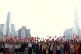 高唱《我的祖国》凝聚爱国热忱图片