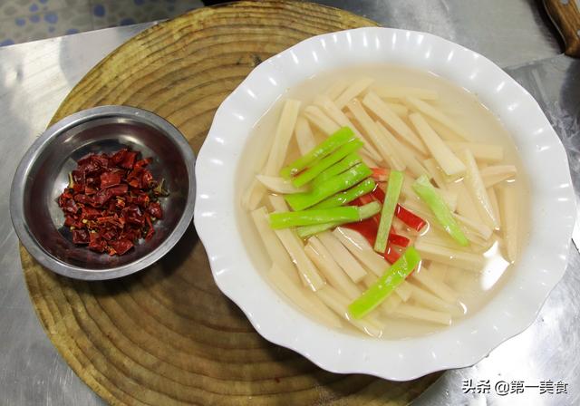 炝拌莲菜有技巧，按照这个方法，莲藕洁白又入味，清脆不发黑