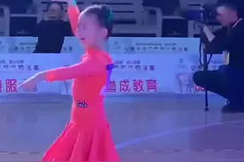 委屈满分！6岁女孩在比赛现场边哭边跳舞，被迫营业还不忘动作图片
