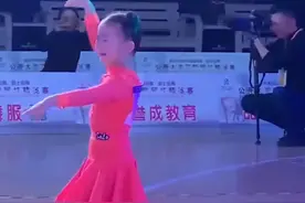 委屈满分！6岁女孩在比赛现场边哭边跳舞，被迫营业还不忘动作图片