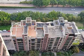 事发漳州市区欣隆盛世外滩小区楼顶，违建面积近1500平方米图片
