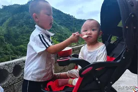 男孩发生意外失去半个脑壳，父亲自责，只想给孩子一个正常的脑袋图片