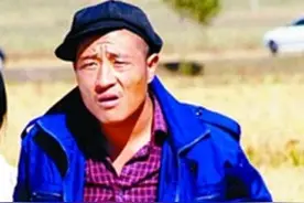 秀秀文娱：非常搞笑小品《摔杯为号》，赵四宋小宝一开场就是笑点图片