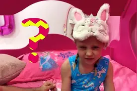 哥哥买了一个冰淇淋机，回来和妹妹一起分享图片