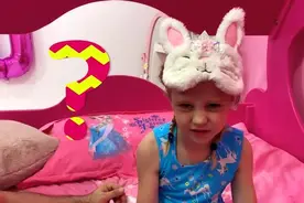 哥哥买了一个冰淇淋机，回来和妹妹一起分享图片