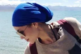 王菲的气质太强，穿“补丁”裤子也有天后气场，包头巾高贵又潇洒图片