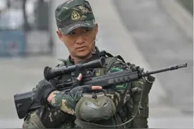 吴京21秒爬4楼，去特种部队炫耀，结果惨遭特种兵打脸图片