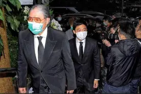 “豪门第一帅”霍启山，和父亲现身葬礼，一身黑西装像在拍电影图片