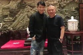 刘德华郭德纲聚餐合照，完全看不出2人相差12岁，你猜谁大？图片