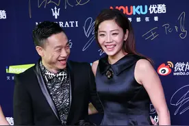 奥运冠军杨威的妻子原来长这样，不仅很有气场，身材也不错图片