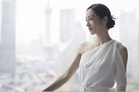 韩雪果然是“白富美”，穿斜肩上衣配阔腿裤亮相，高级感爆棚图片