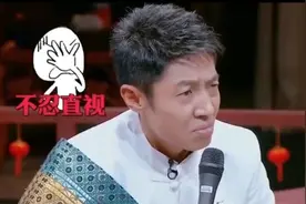 何炅录制节目时玩手机，发动态嫌同组人话多，网友盲猜是撒贝宁？图片