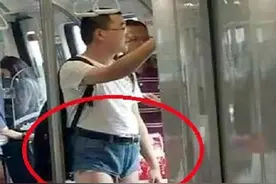 大哥，裤子不合身就别穿出来了，一旁的乘客都看不下去，太尴尬了图片