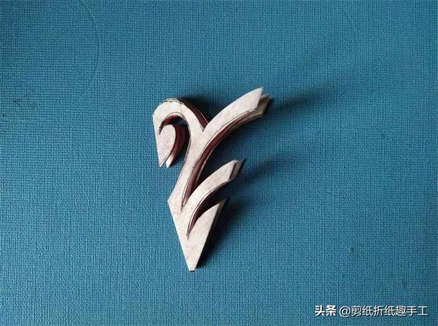分享五瓣窗花剪纸教程：快过年了，自己剪的窗花贴上更有年味