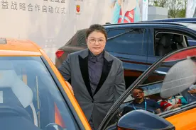49岁韩红瘦出尖下巴，穿西服配平底皮鞋气场强大，却暴露身高短板图片