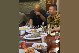 52岁周晓鸥与53岁谢广坤聚餐，桌上放3瓶茅台，抹眼泪引猜疑图片