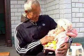 51岁老父亲因为家里穷，只能喂肥肉吃，结果孩子都没能活过2岁图片