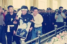 任长霞40岁牺牲时，唯一的儿子年仅17岁，如今成为光荣的人民警察图片