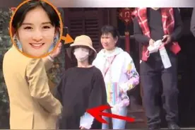 40岁谢娜挺二胎孕肚出街，母亲搀扶行走，网友怀疑又是双胞胎图片
