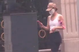 45岁马伊琍真放得开，露脐背心配紧身裤出街，身材不输少女图片