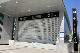 郑州将再遇暴雨：地铁口已装挡水板 有市民买皮划艇图片