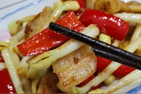 不常见的花生芽和它一起炒制味道绝了，经济实惠，美味下饭图片