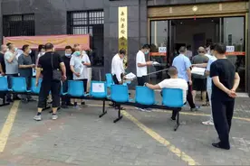 岳阳市城区3290名出租车从业人员完成核酸检测图片