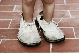 孩子总嚷嚷穿妈妈鞋和衣服，原来还有这些小心思，别再傻傻制止了图片
