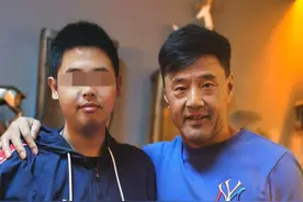 网友晒与于荣光合照，62岁眼袋明显显老态，但身材健硕精神很好图片