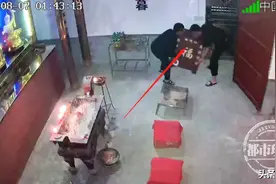 江西3个男孩在寺庙合十跪拜后，竟偷走功德箱图片
