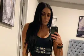 WWE美女摔角手每周晒颜值第二弹 终于看到有个戴口罩的了图片