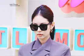 BLACKPINK成员Jennie出席活动 一身灰色露背西装飒爽时髦图片
