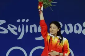 霍启刚追妻路：绯闻女友搅局，郭晶晶父母反对，拍拖8年终于结婚图片