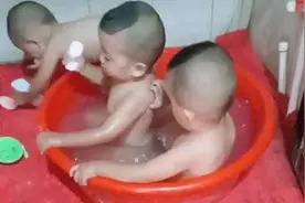 妈妈给三胞胎儿子洗澡，中途去接个电话，回来时被眼前一幕感动图片