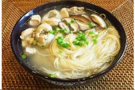 菌味鸡汤面汤鲜味美，收下这个方法，大人小孩都爱吃图片