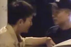 贾乃亮又买醉！深夜现身街头脚步踉跄，朋友搀扶仍站不稳图片