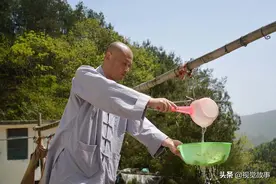 50岁大叔常年独居深山，1种菜吃半年，看生活成啥样图片