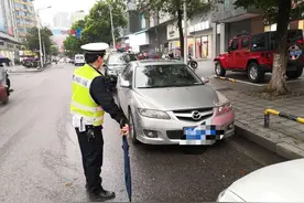 糊涂老爸将两岁幼童留车内 还好被芦淞交警及时发现图片