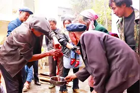 农村人杀年猪，猪胃里发现猪砂，主人家高兴坏了，听说价值连城视频封面