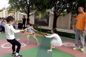 一位幼师的忠告：为什么说最好别让孩子穿裙子？小朋友自己都明白图片